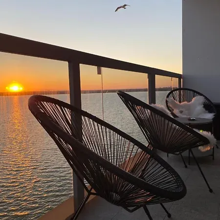 Panoramic Lake Apartment