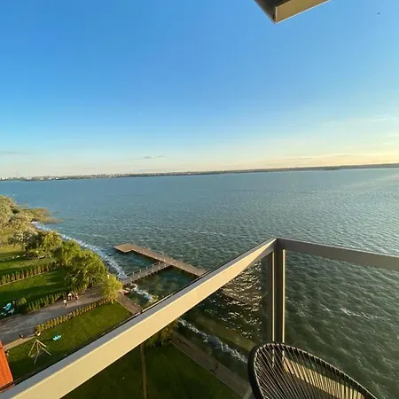Panoramic Lake Apartment