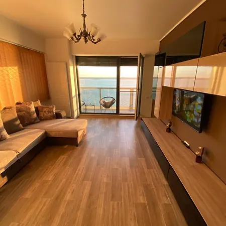 Panoramic Lake Apartment