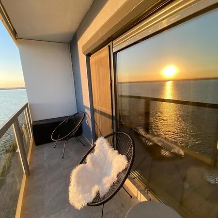 Panoramic Lake Apartment *